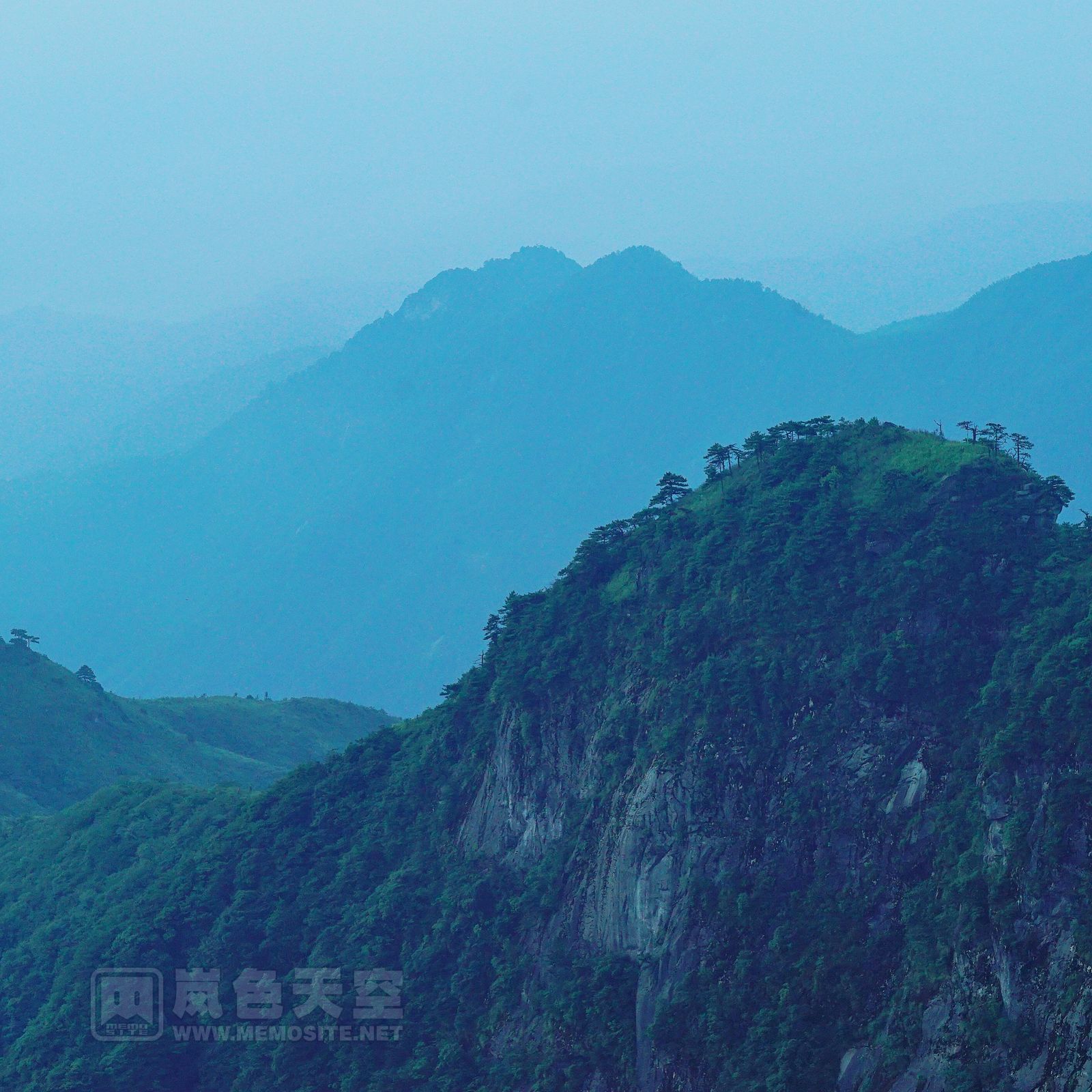 雾气中的山峦，可曾是我们走过的山？