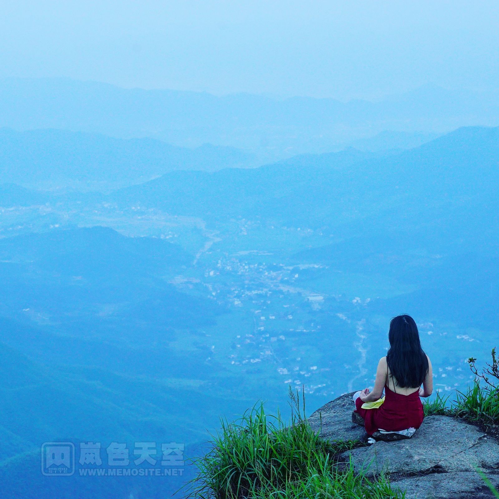 抓到一个在悬崖边练瑜伽的小姐姐……虽然知道那是摆拍的