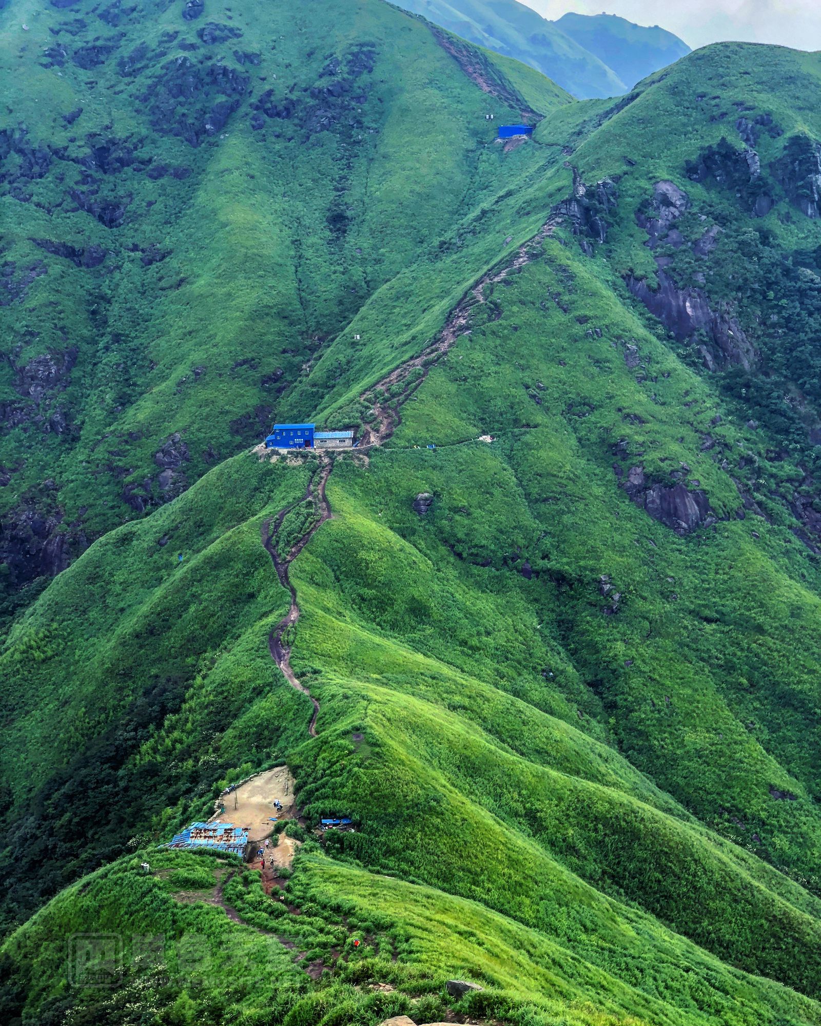 上气不接下气的翻了半天，总算走在绝望坡一半的路上，回看一下起点和远处所走过的路