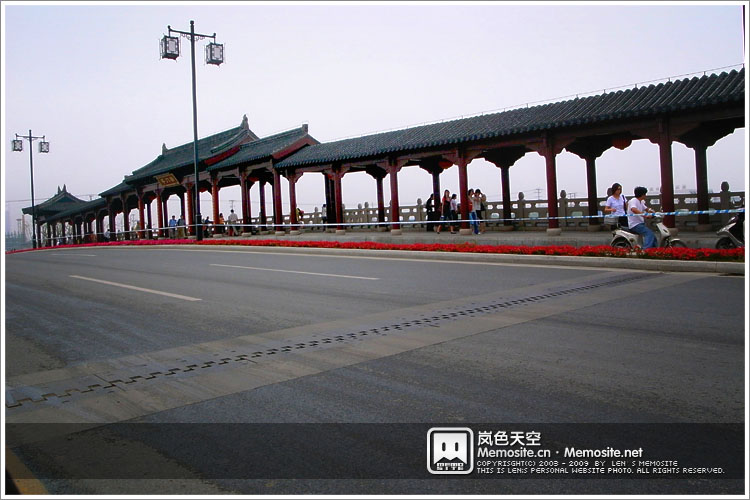 过枫桥古镇的石板路小巷，或是站在枫桥桥头，抬眼即可见碧瓦黄墙的寒山寺坐落在绿树丛中，院内青松翠柏，曲径通幽。