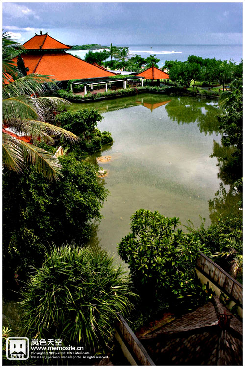 房间凉台外景，下面是泳池，远处就是浩瀚的印度洋了