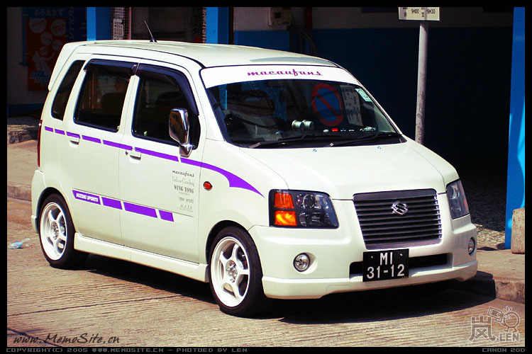 民用私家跑车，跑在小马路上犹如一头暴龙跑过