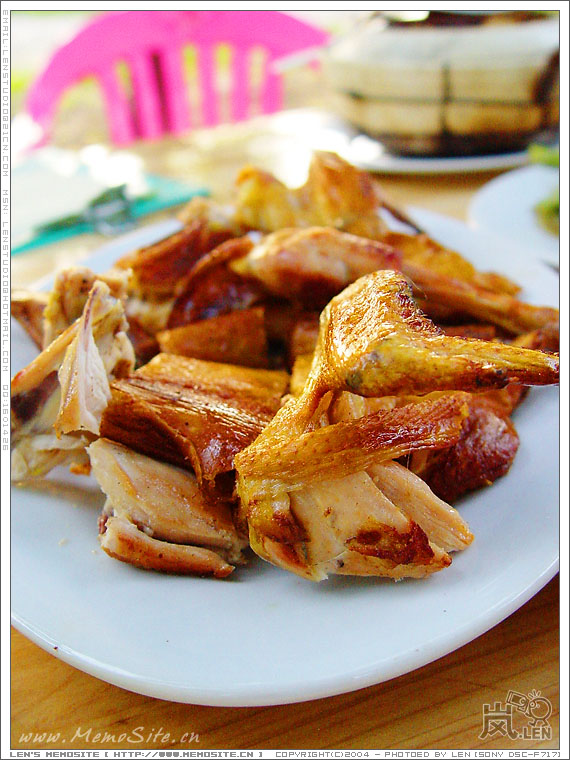 约莫下单后要等上三十分钟，美味的烧鸡就热气腾腾的端上饭桌了。