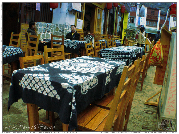 西街的清晨，早有游人在品尝着小资情调的早餐。