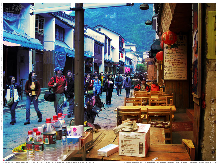 天色渐晴，西街上的游人都开始整装待发了。