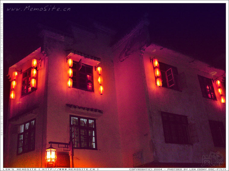 中西合壁的西街有着她特有的风味，连窗外的修饰也不例外。