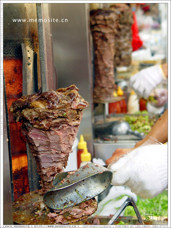 整个肉馍就是这样从这条大肉柱子下割下来的。