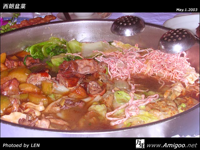 现在已经是2个小时后，大家已经在搓肚子了。不过发觉那盆菜好想还没开始吃的样子。份量可见一斑！