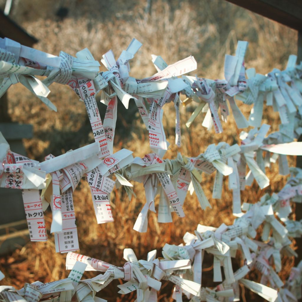 山顶免不了有个神社，神社旁免不了有一堆许愿文