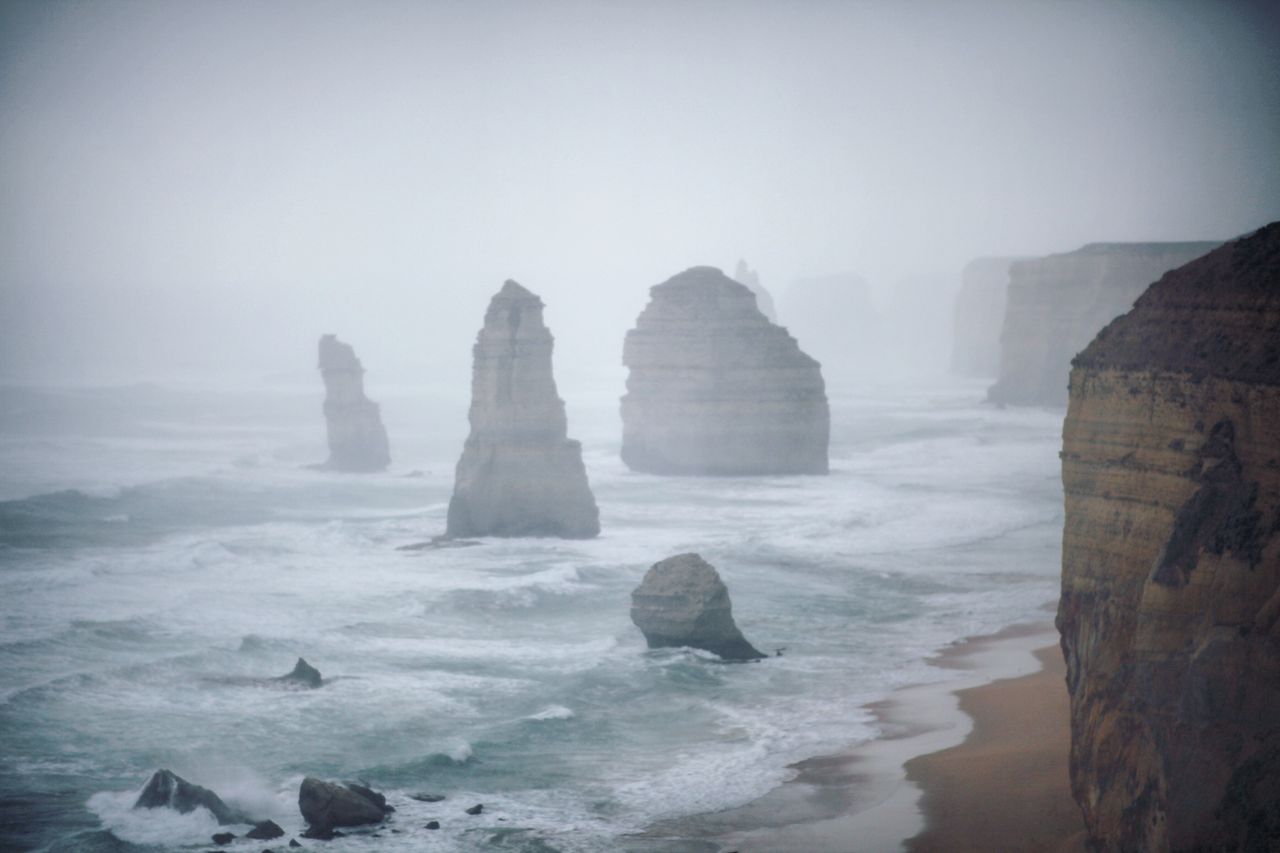 瞬息万变的海边天气,刹那间风雨杀至