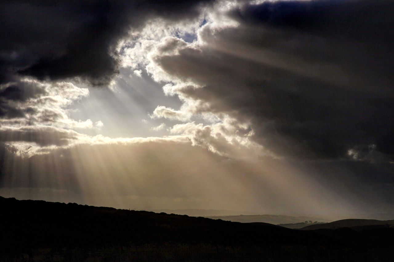 阳光在云层上撕开一大个缺口