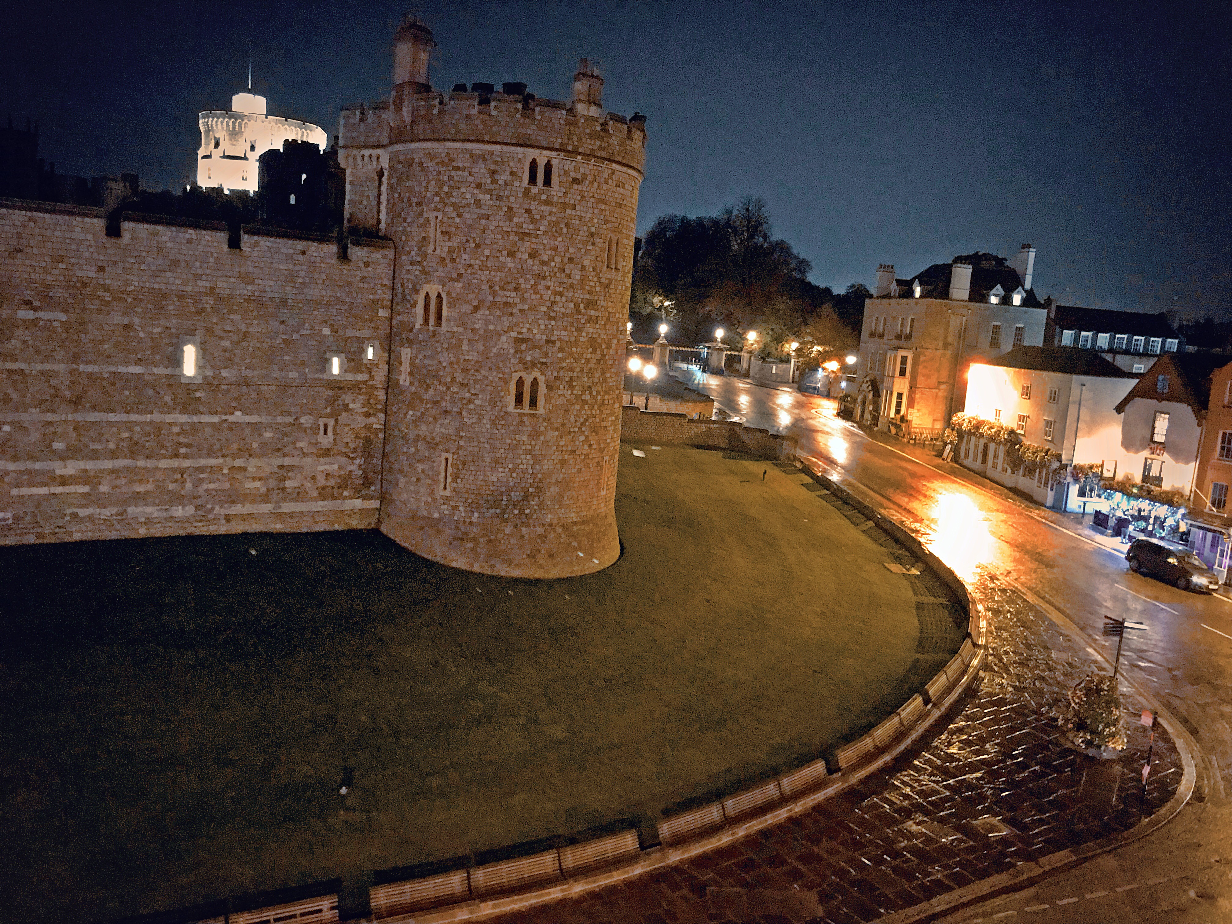 抵达英国的第一站,就住在温莎堡门前,这样就可以赶在旅行团前开始参观啦!