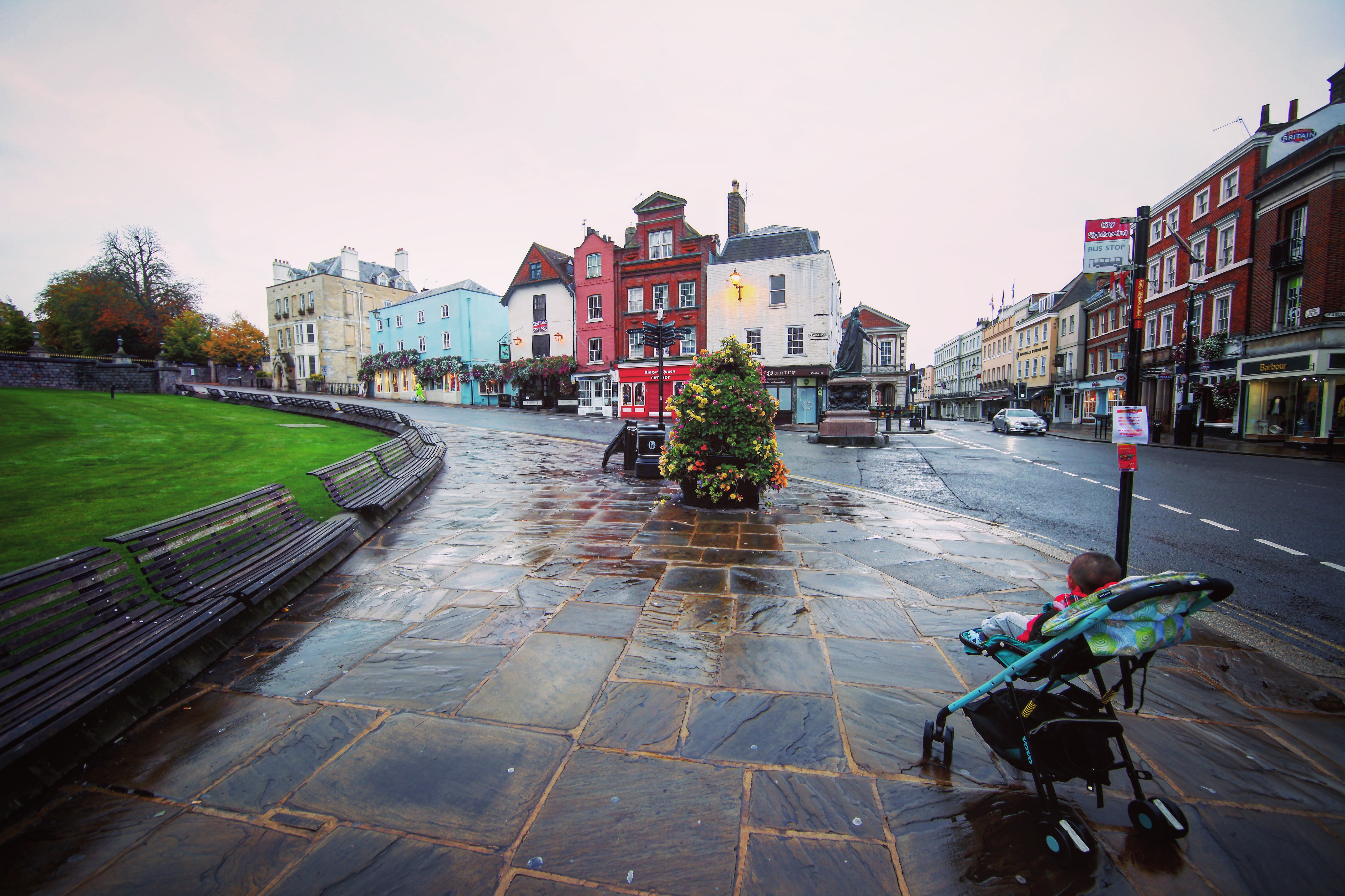 时差的原因,其实大家半夜就已经醒了,所以一大早就把弟弟也推出来了浪了