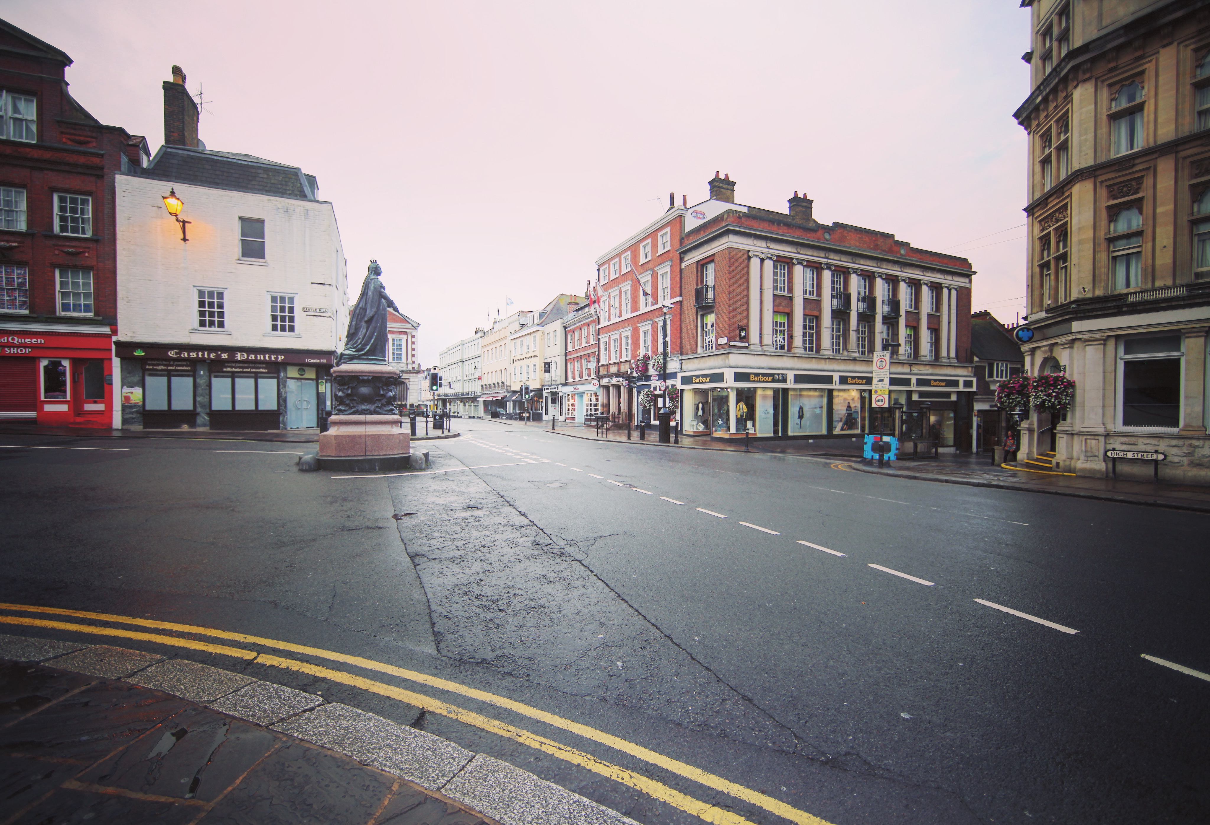 这里会是最热闹的十字路口,只是因为现在是早上7点多,一个人都没