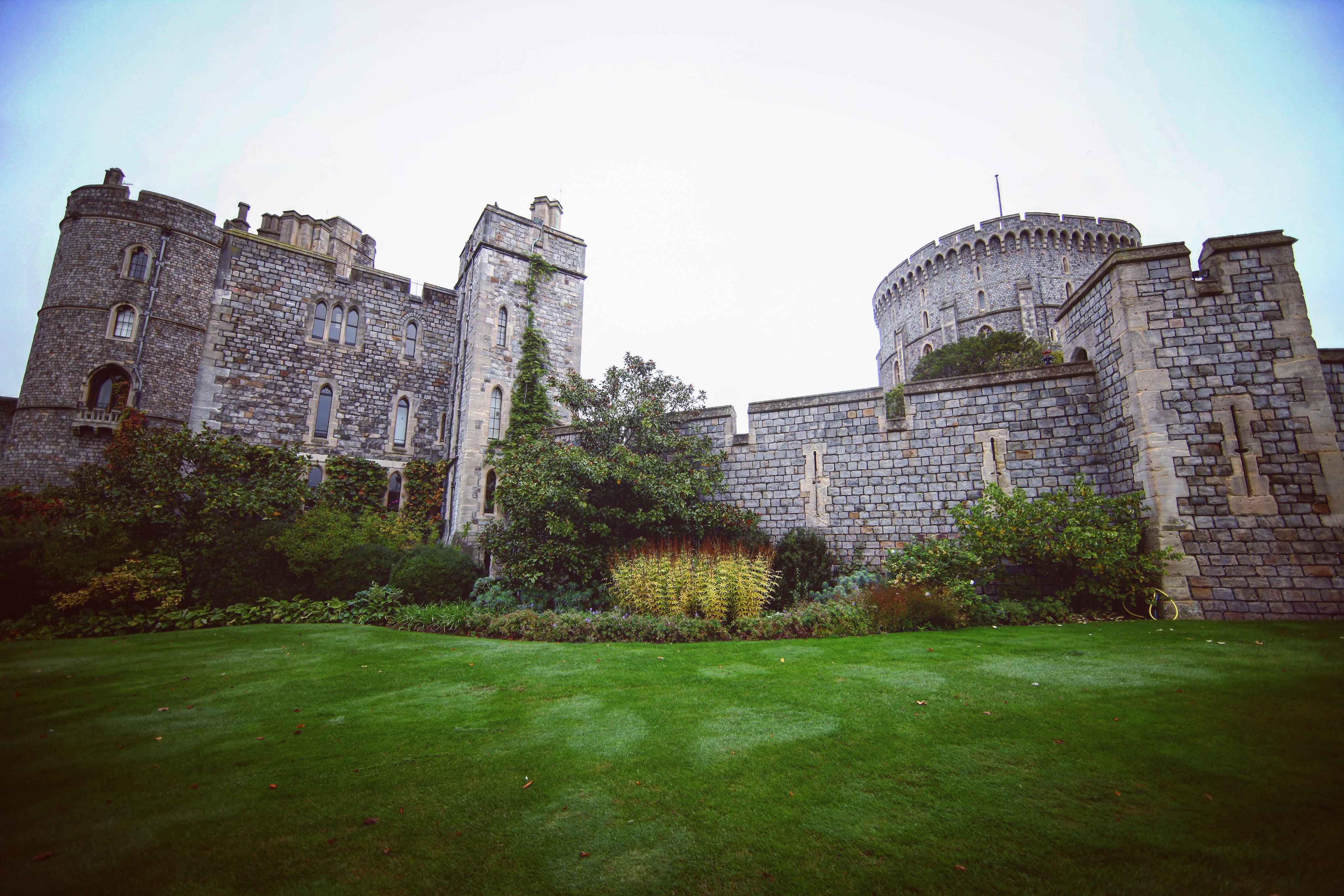 开门咯,幸亏散客跟团队是分开入口,基本没怎么等,过了安检就进入城堡了