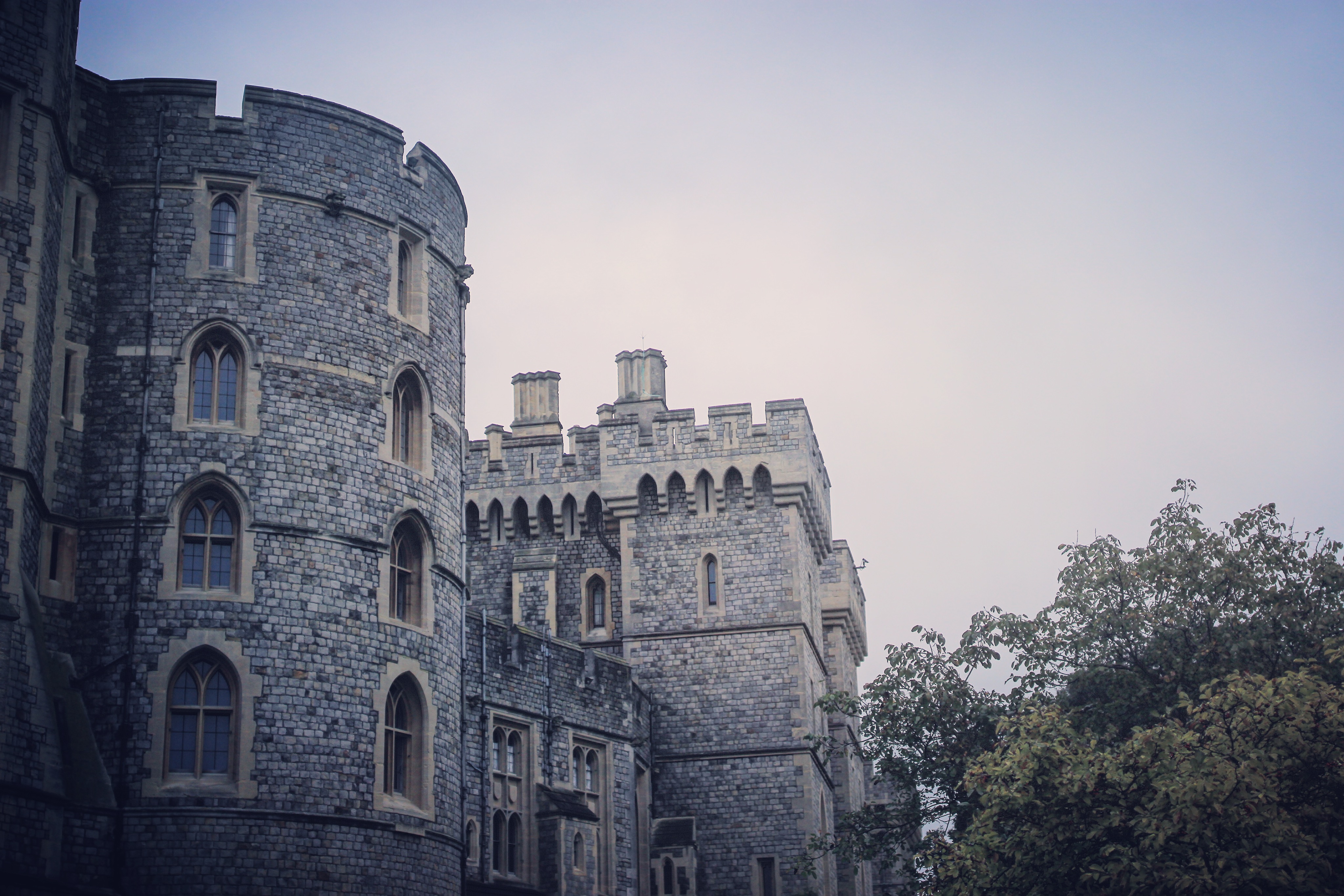 苍白的阴天把仅有的色彩也夺走了,难道要用彩色相机拍黑白片?