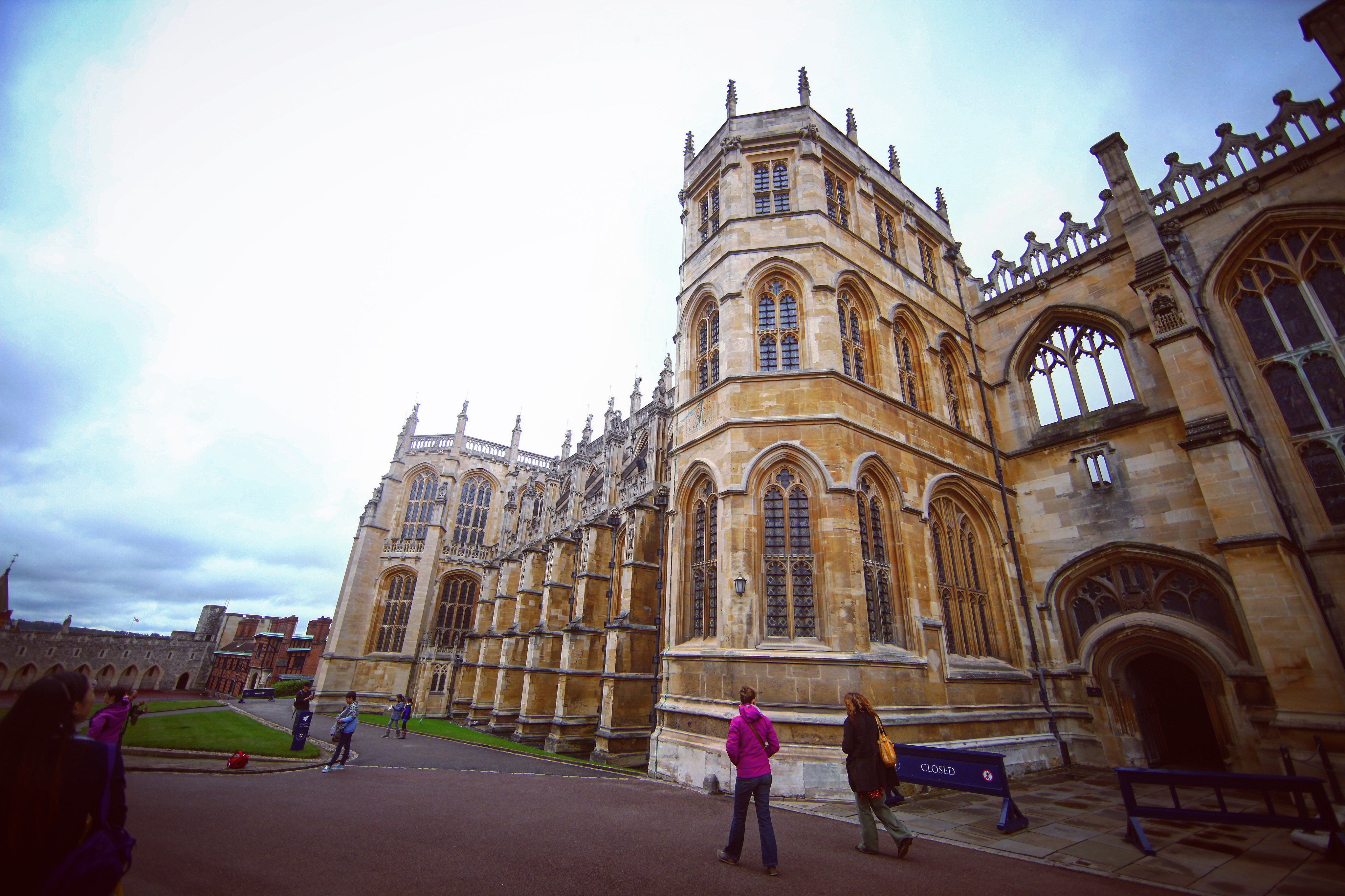 看了半天就腻了……对我这种不了解欧洲文化的人,还是觉得看建筑物外观好