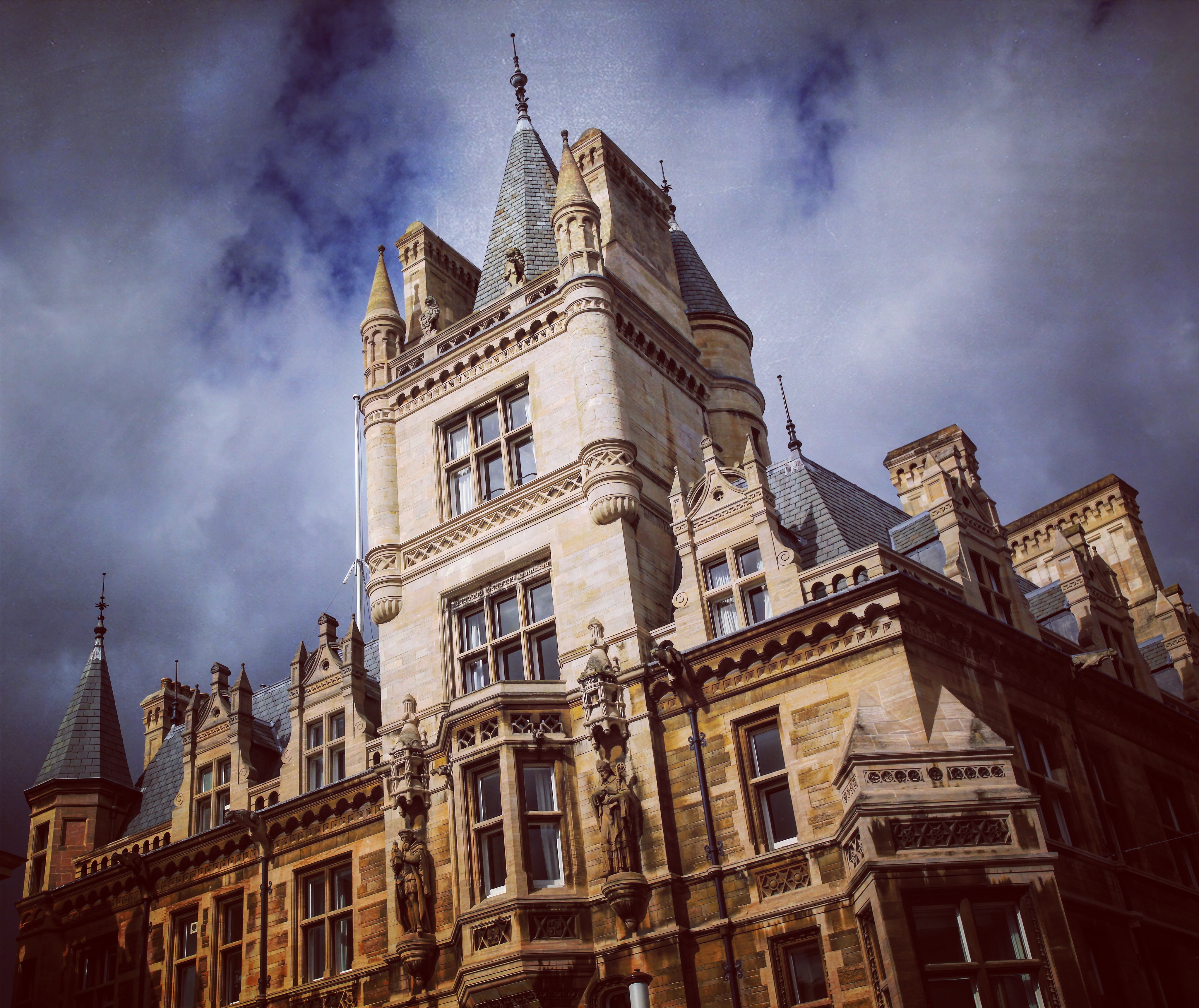 云雾中突然穿出一束阳光，妥妥的收录入镜头