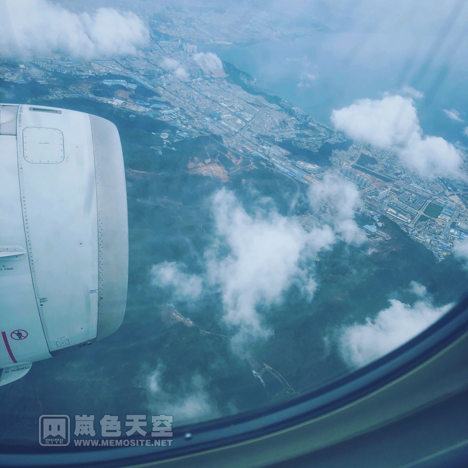 飞临大理上空,从飞机上就可以看到洱海了