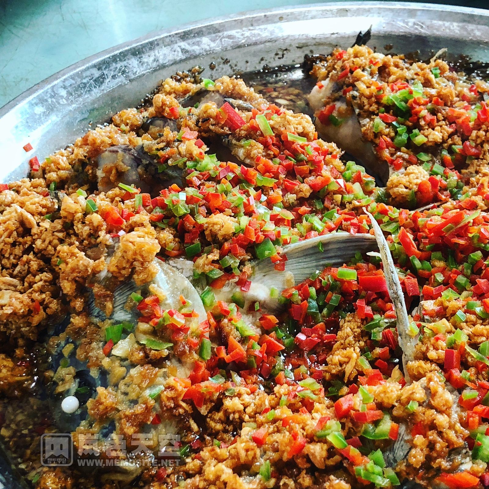 重头戏……蒜子鱼,用油炸后的蒜蓉来煮,我这个蒜头爱好者吃爽了