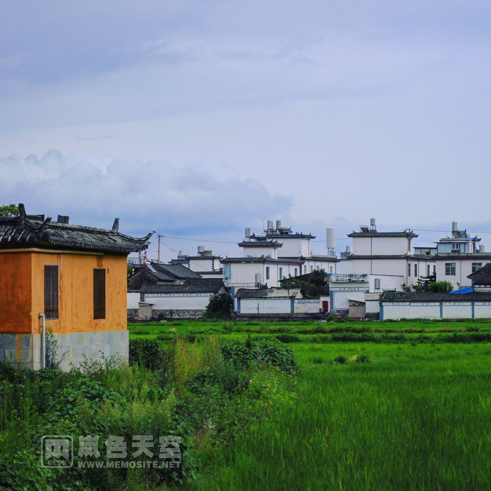 黄墙远处是一大片徽派建筑