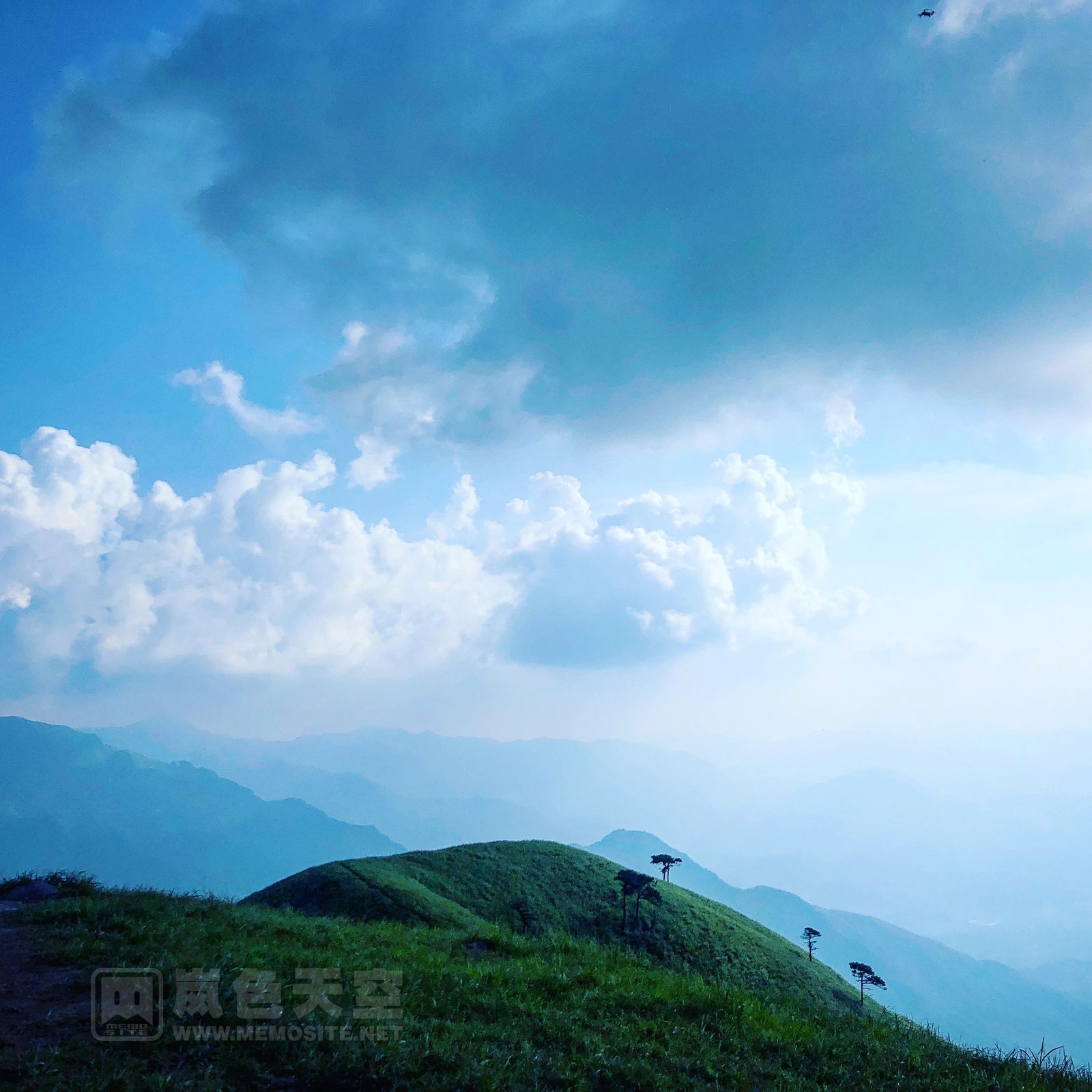 无边无际的草甸是武功山穿越的最大景致