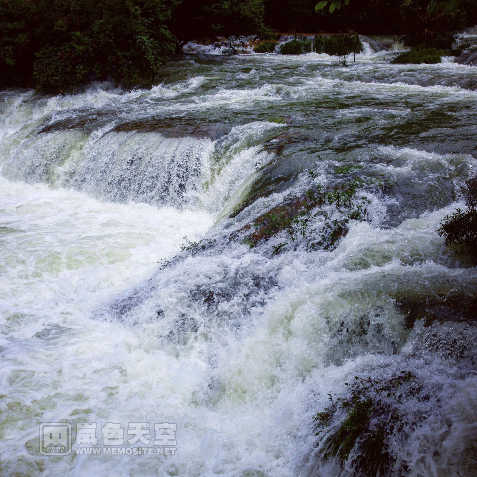 可能是我们来到又碰到雨季的原因,水流很大。奇怪……我为什么说又……-_-!