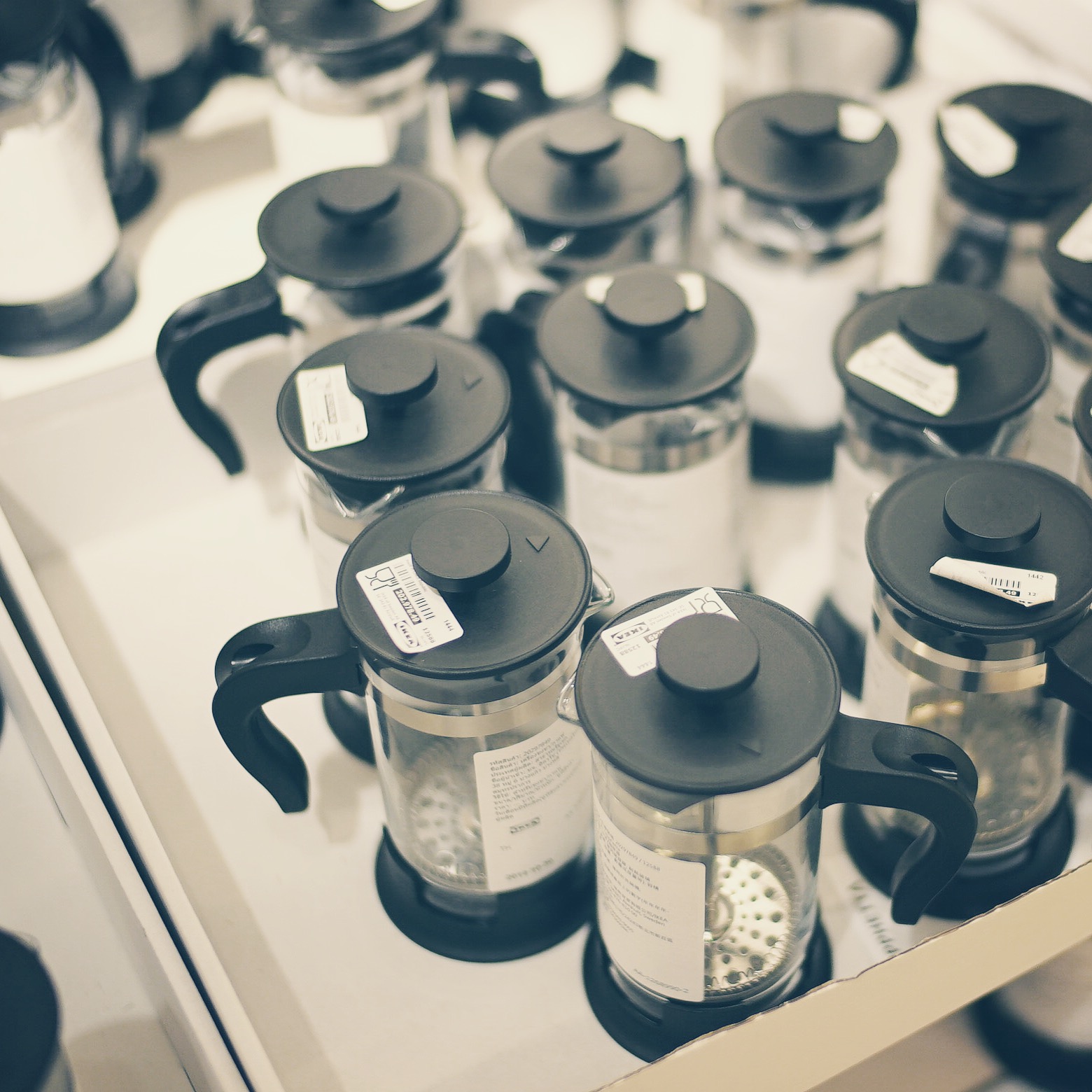 摆在一起的茶壶