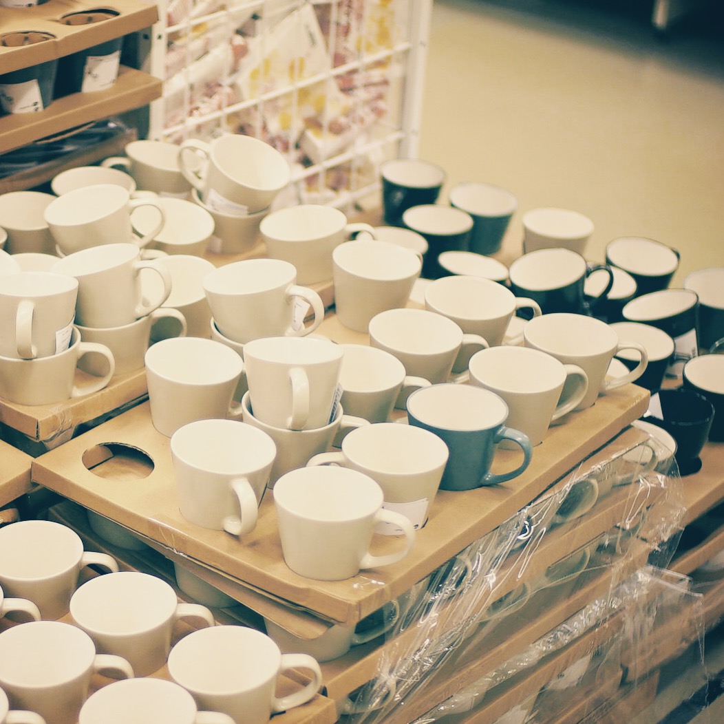 一堆堆杯子放一起，很有家的感觉