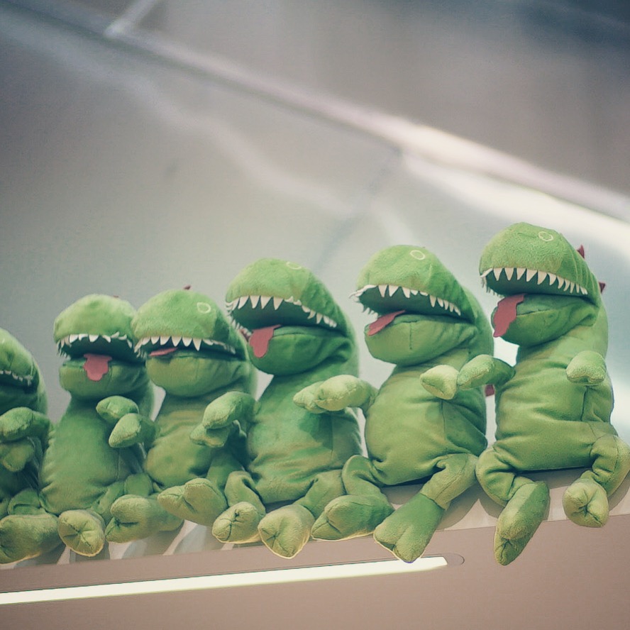 排成一队的小怪兽