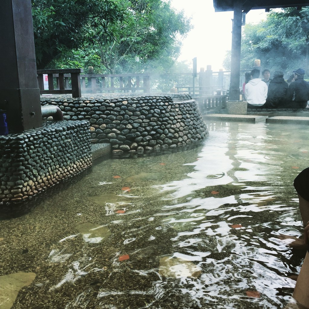 温泉上还修了不少凉亭给游人乘凉赏温泉