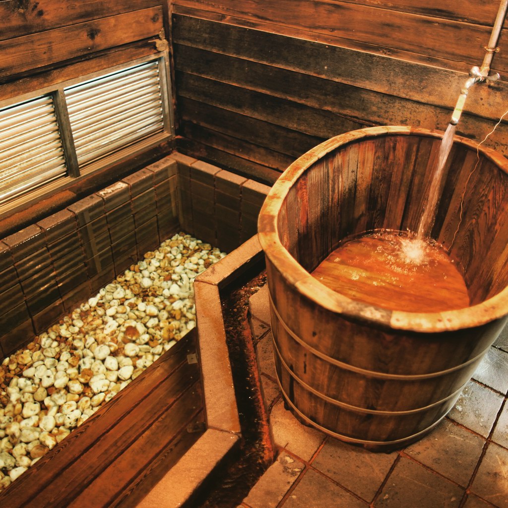 怕冷的旁边还有个大木桶装热水暖身