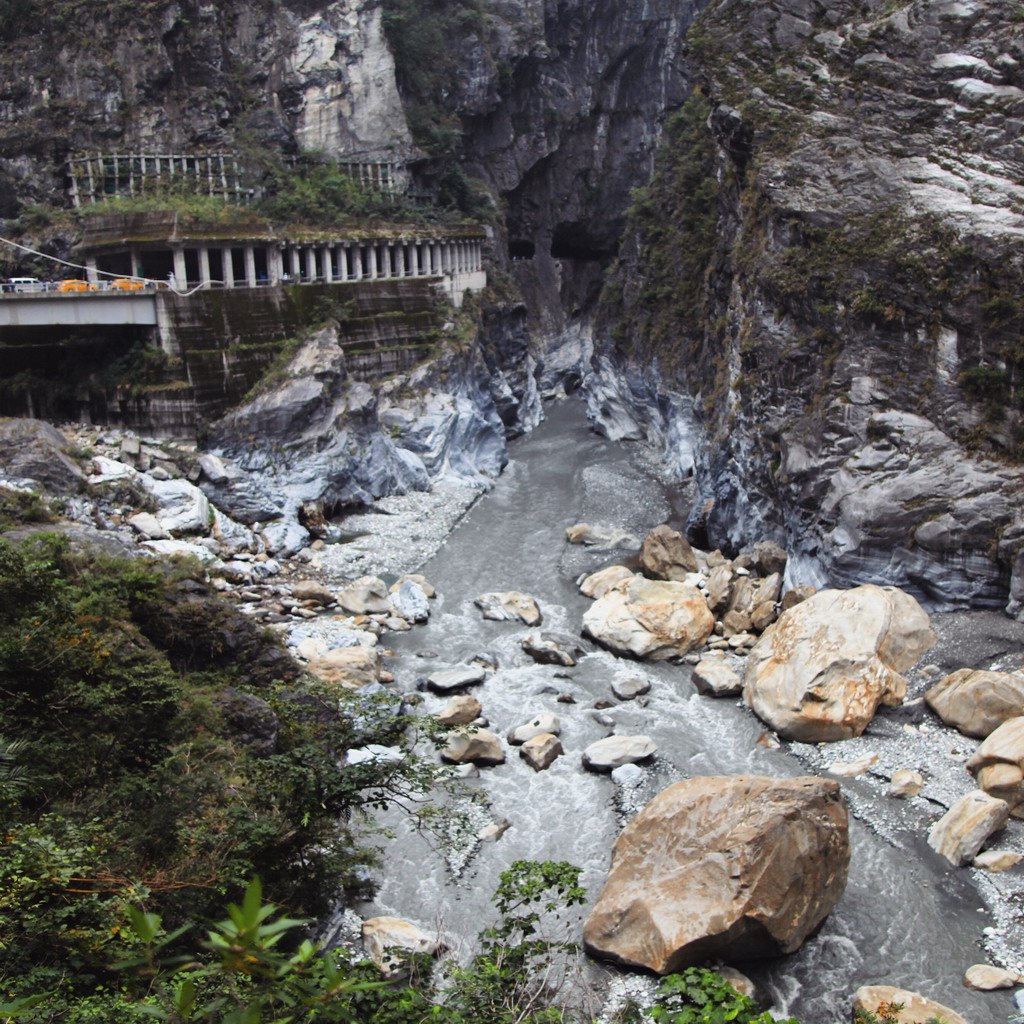 远处的石头有个印第安人头，看出来了吗？