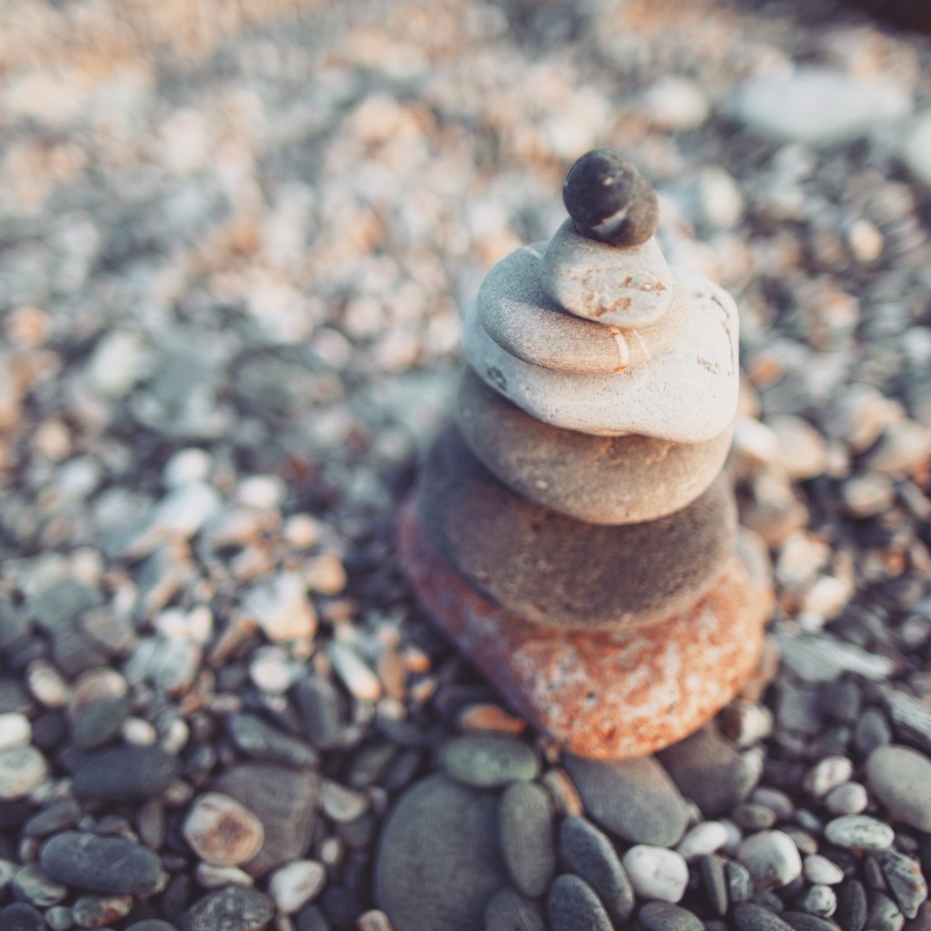 据说垒砌鹅卵石能实现愿望，垒得越高就越容易实现