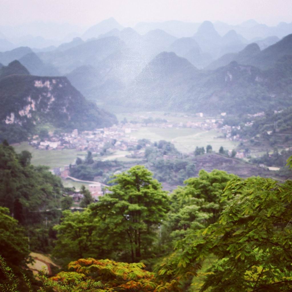远看连山的城区
