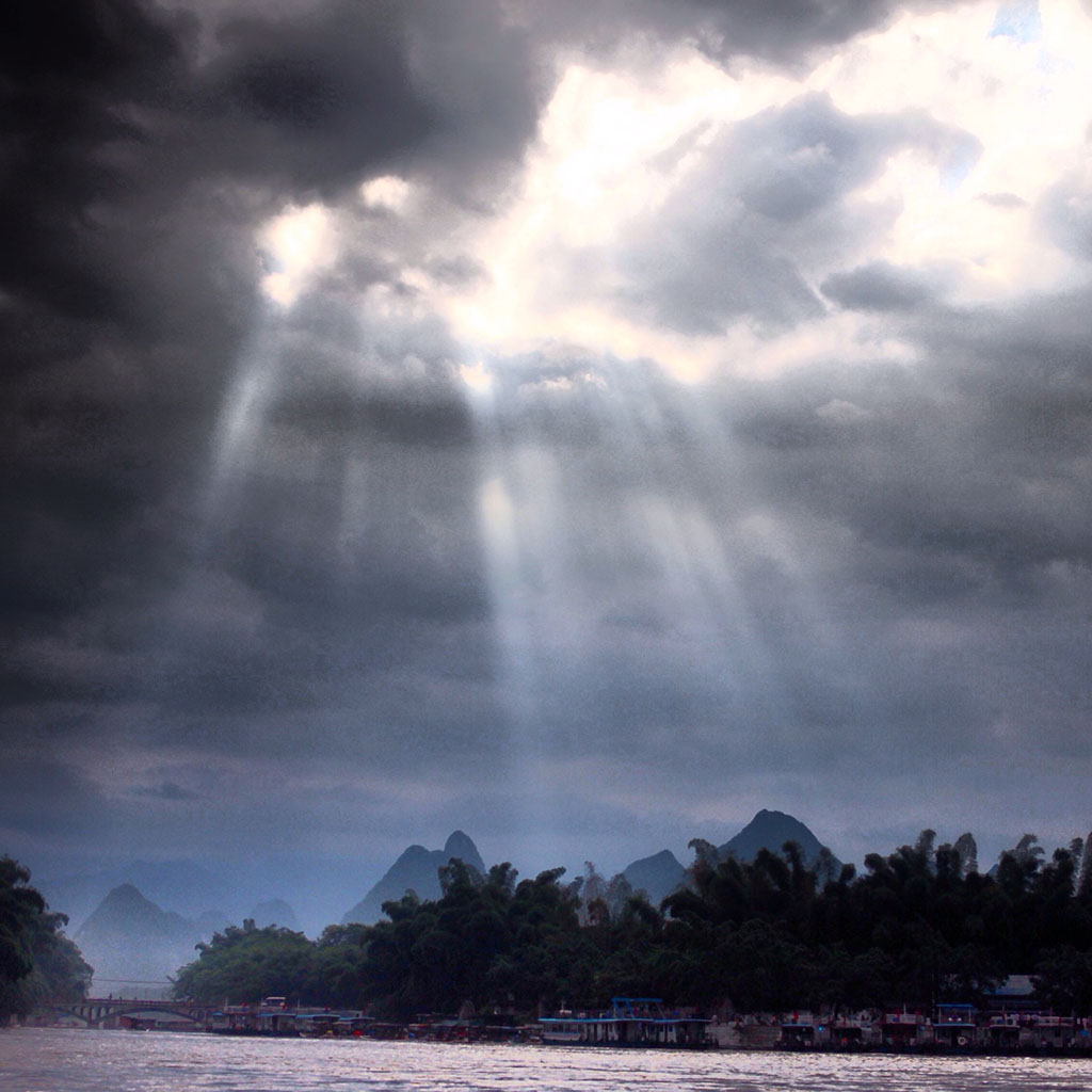 太阳从云层中透出