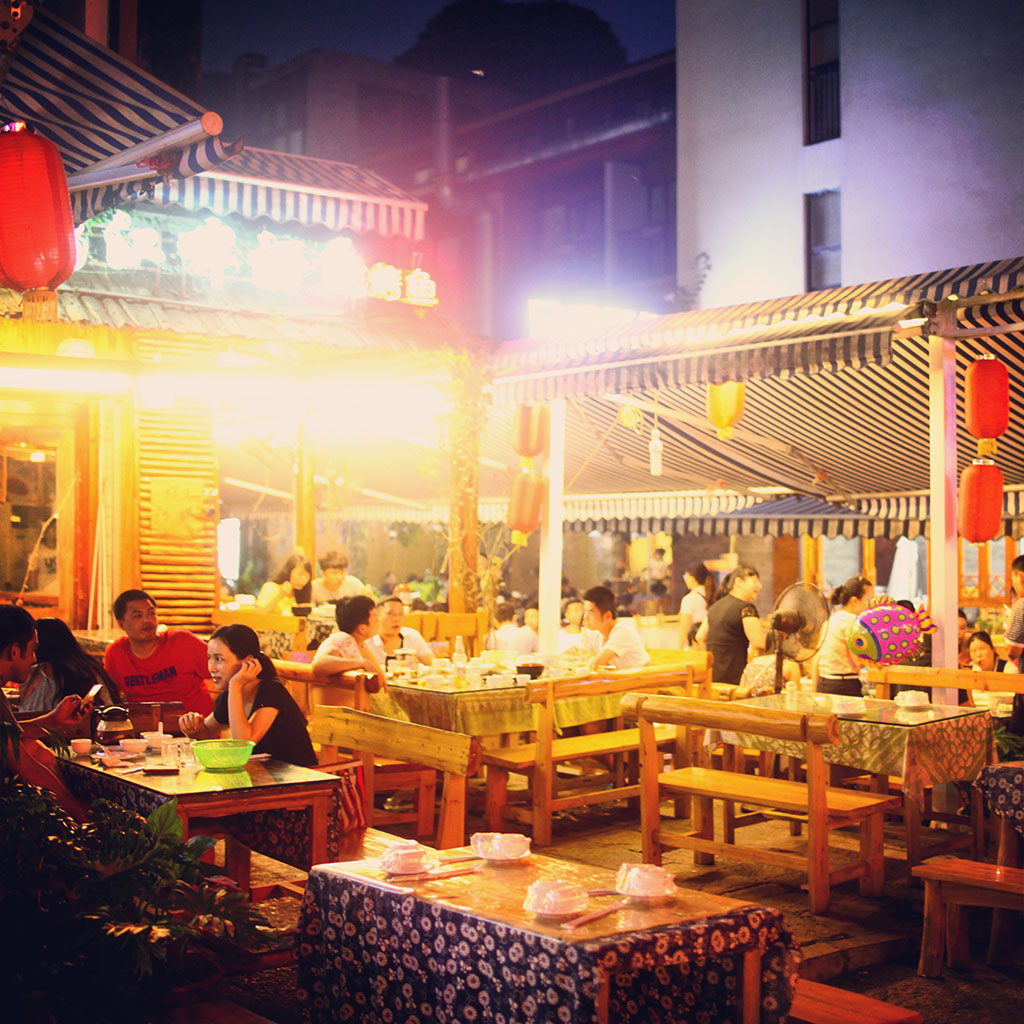 到处都是啤酒鱼的酒吧街