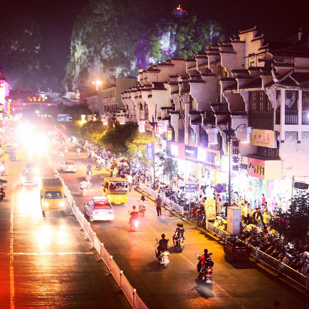 现在连路边都开始熙攘了