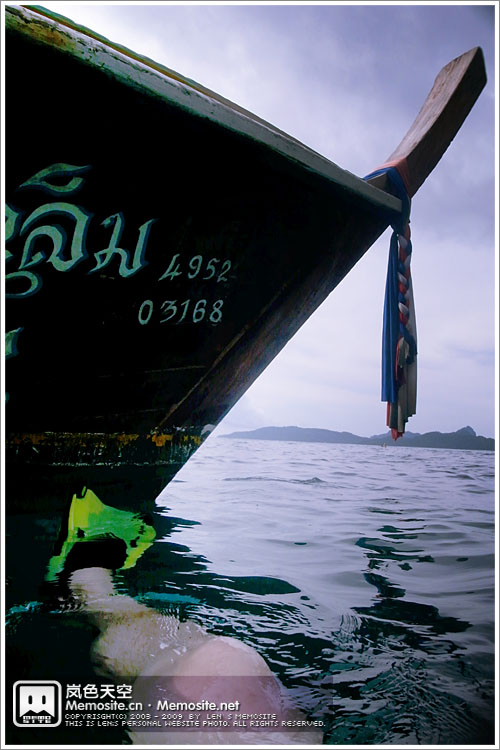浮上水面看看,这就是载我们的长尾船