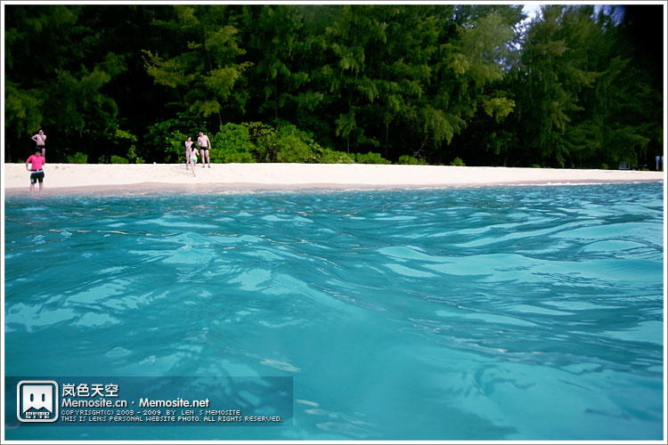 然后我们就前往竹岛(Bamboo Island),上这里的沙滩还得额外每个人给200b