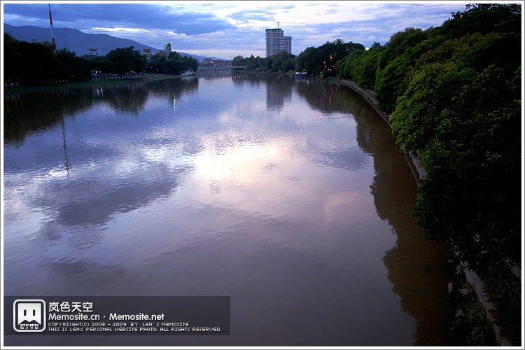 这就是清迈的河东,右上角就是我们要去的RiverSide餐厅