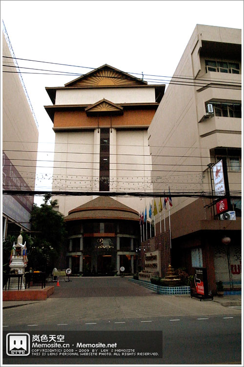 最后来一张Maninarakorn Hotel的门面,不过给我的印象是相当的差,安排的房间就像阁楼,阴阴森森的。不过原价才230,我们以29元RMB入住,也无话可说啦