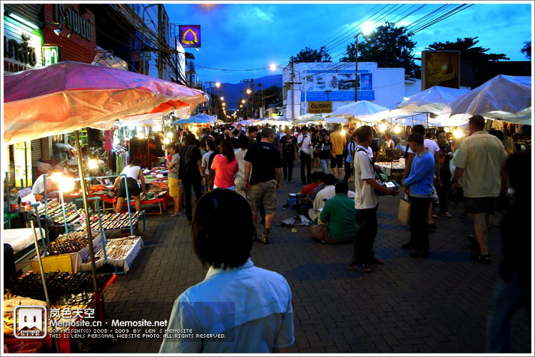 碰巧今天是周日,在下榻酒店旁边就是最旺的清迈周日夜市了,这里比Night Braza热闹N倍