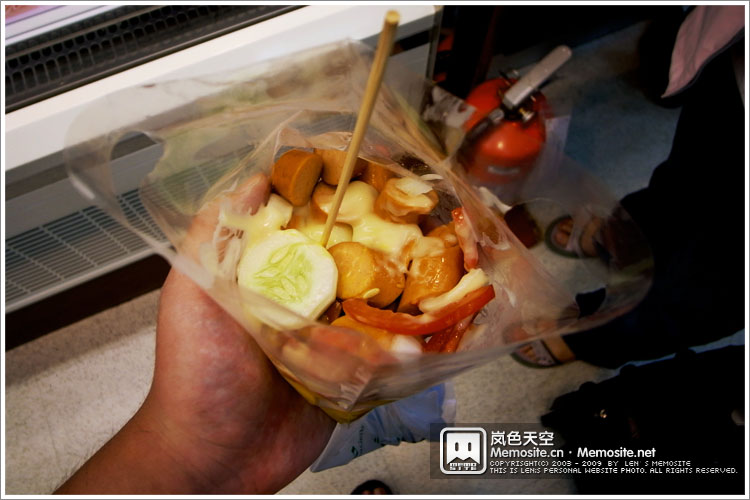 泰国最爽的就是到处都是7-11便利店,而且设在机场的价格也跟外面的差不多,由于亚航不设航空餐,中午又没怎么吃东西,终于也忍不住花了91B来买了香肠跟泰国泡面来填填肚子了。91B相当于19元RMB,相当便宜啊!