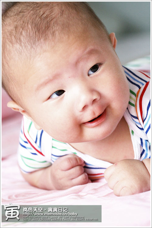 首先换上最抢眼的条纹短袖