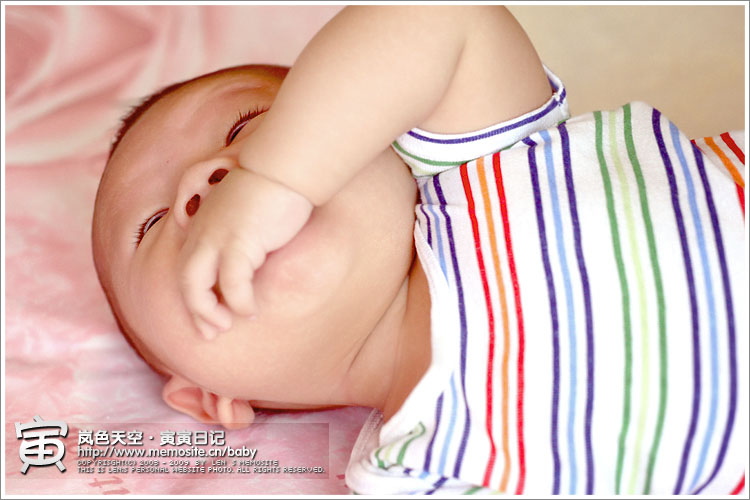 休息时候不忘把最爱的小指头塞在嘴里