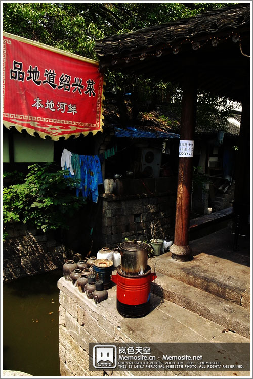 大街上的小吃店