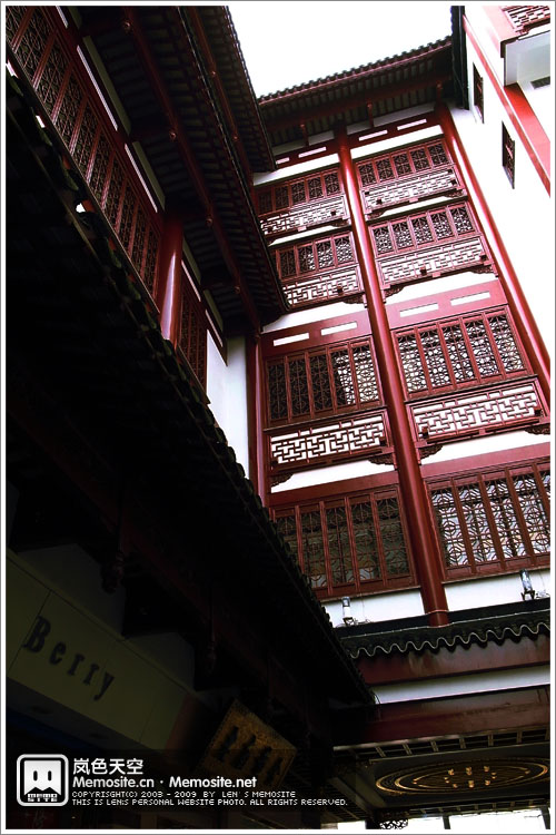 上海老城隍庙原为霍光神祠,供奉的是东汉名将霍光神主。