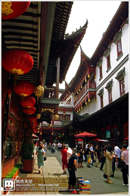 秦裕伯是元末明初河北大名人,曾在上海住过。传说他是一个孝子,因其母感叹未见过金銮殿,故专门建了一座象金銮殿的建筑。