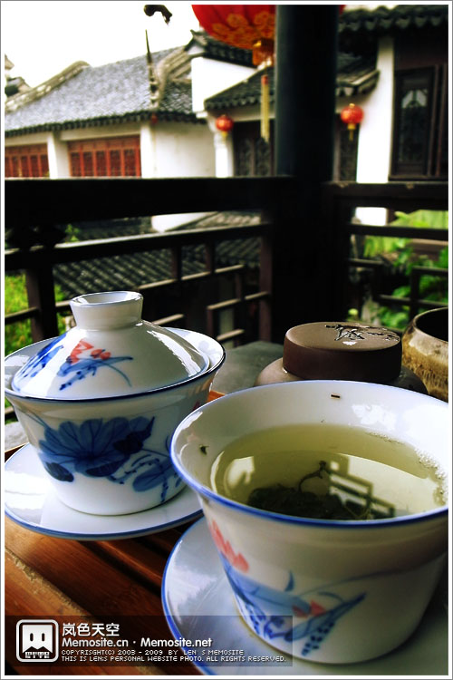 刚好这天下雨,我们一时间也不能出游,于是就在二楼房间外的露台上品一下苏杭的名茶